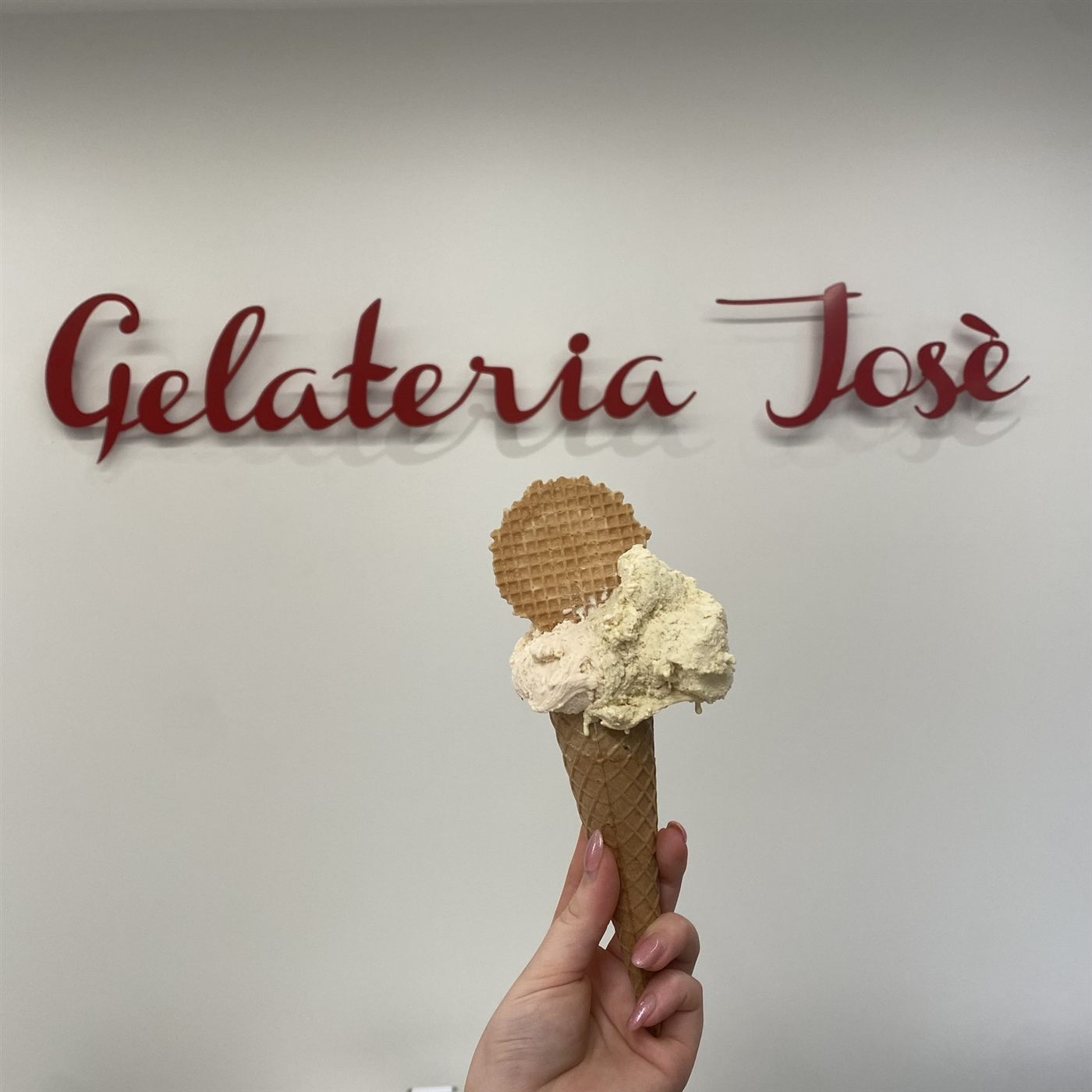 Un cono con gelato alla crema e wafer