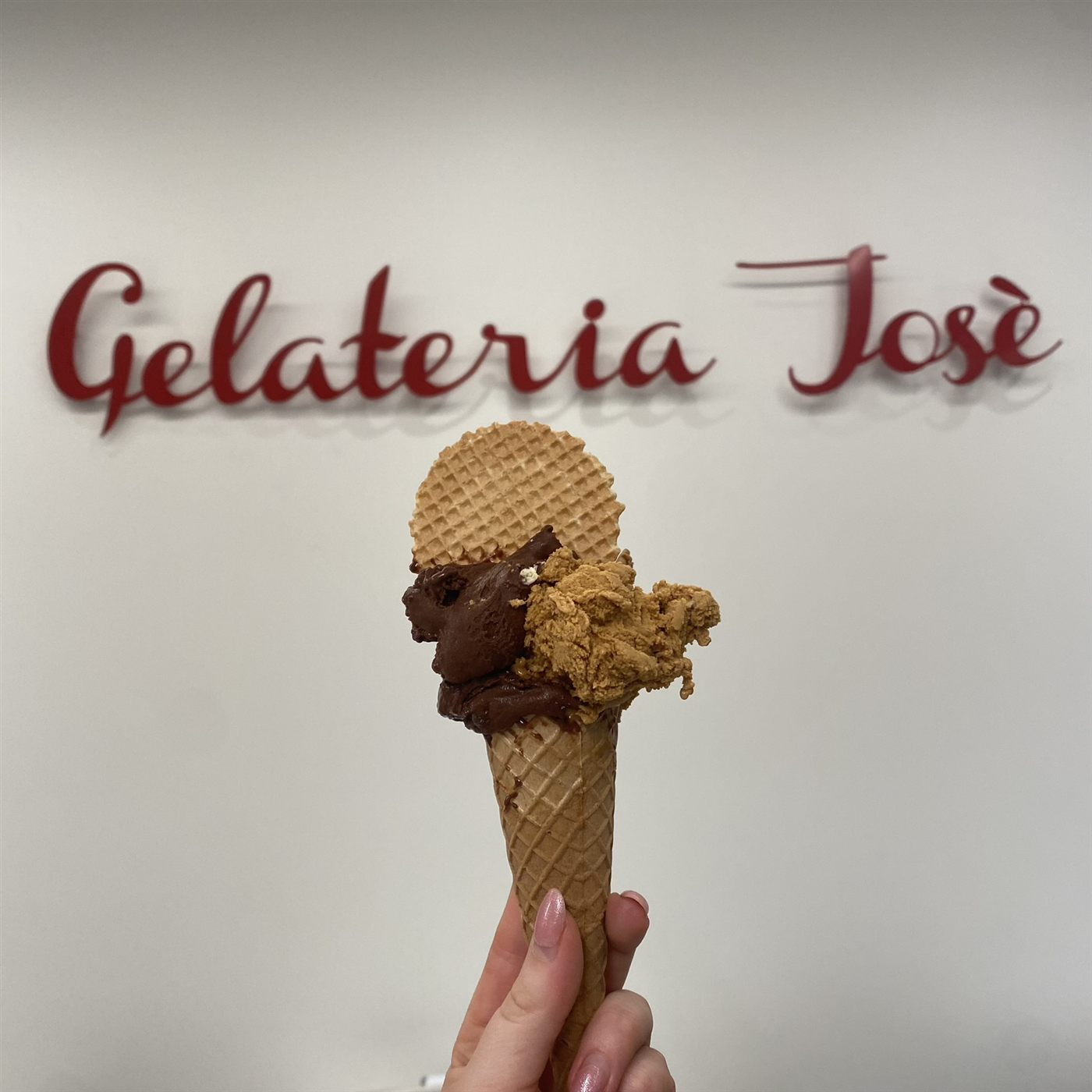 Un cono con cioccolato e caramello
