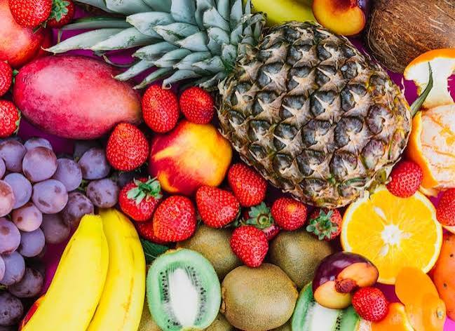 Frutta fresca di stagione: fragole, kiwi, ananas, arance, uva
